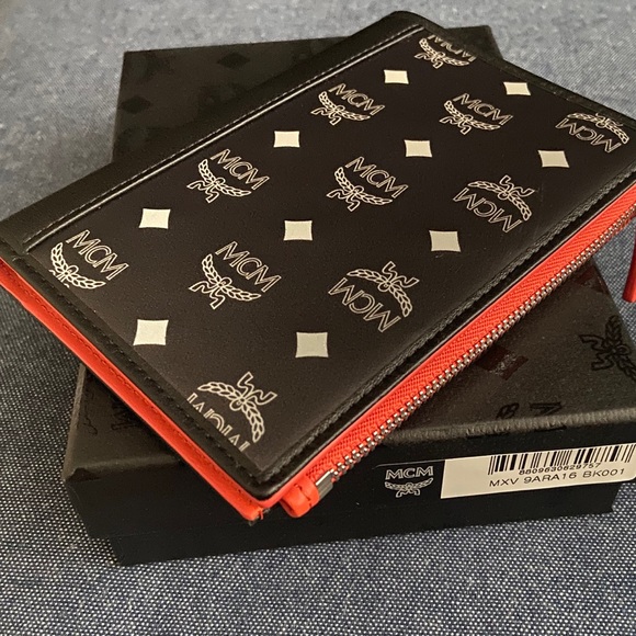 Sold MCM passport holder wallet with zip pocket - Picture 10 of 11